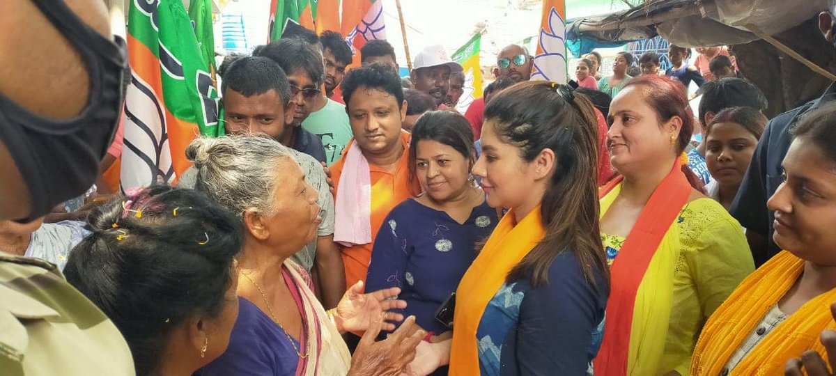 BJP4Bengal's tweet image. ভারতীয় জনতা পার্টির বেহালা পূর্ব বিধানসভা কেন্দ্রের বিজেপি প্রার্থী @Paayel_12353 নির্বাচনী প্রচারে  বাড়ি বাড়ি জনসম্পর্ক করছেন।

সোনার বাংলার স্বপ্ন পূরণে এবং তৃণমূলের অপশাসন থেকে বাংলাকে রক্ষা করতে দিকে দিকে বিজেপি প্রার্থীদের জয়যুক্ত করুন। #Vote4BJP #Vote4SonarBangla