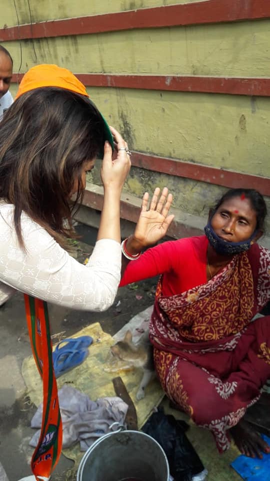 BJP4Bengal's tweet image. ভারতীয় জনতা পার্টির বেহালা পূর্ব বিধানসভা কেন্দ্রের বিজেপি প্রার্থী @Paayel_12353 নির্বাচনী প্রচারে  বাড়ি বাড়ি জনসম্পর্ক করছেন।

সোনার বাংলার স্বপ্ন পূরণে এবং তৃণমূলের অপশাসন থেকে বাংলাকে রক্ষা করতে দিকে দিকে বিজেপি প্রার্থীদের জয়যুক্ত করুন। #Vote4BJP #Vote4SonarBangla