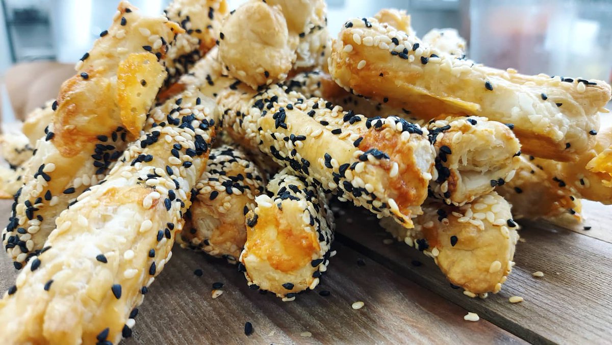 TheLivelyChef's tweet image. Cheese straws, They take me back to when I was a kid.
. 
#chese #pastry #foodie #chef 
#headchef #cheesestraws  #perfectwithsoup #puffpastry #sogood #sobad #fresh #UoN #university #northampton #northamptonuniversity