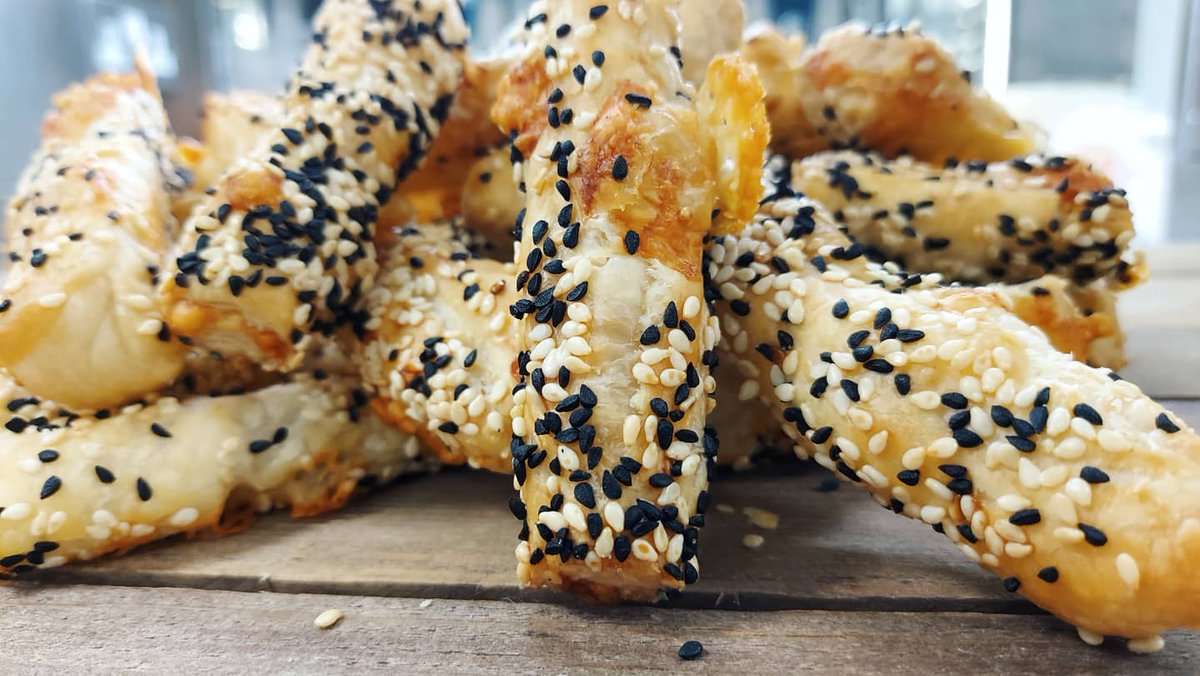 TheLivelyChef's tweet image. Cheese straws, They take me back to when I was a kid.
. 
#chese #pastry #foodie #chef 
#headchef #cheesestraws  #perfectwithsoup #puffpastry #sogood #sobad #fresh #UoN #university #northampton #northamptonuniversity
