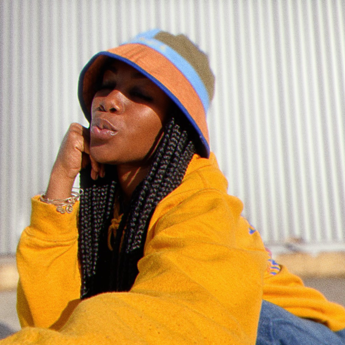 WatchMe_Smilee's tweet photo. Just an early 𝐆𝐊 𝐩𝐡𝐨𝐭𝐨 𝐝𝐮𝐦𝐩 🧡✨
𝐛𝐮𝐜𝐤𝐞𝐭 𝐡𝐚𝐭: @goddesskinks_ 

#goddesskinks #blackownedsmallbusiness https://t.co/1PEIm38EZn