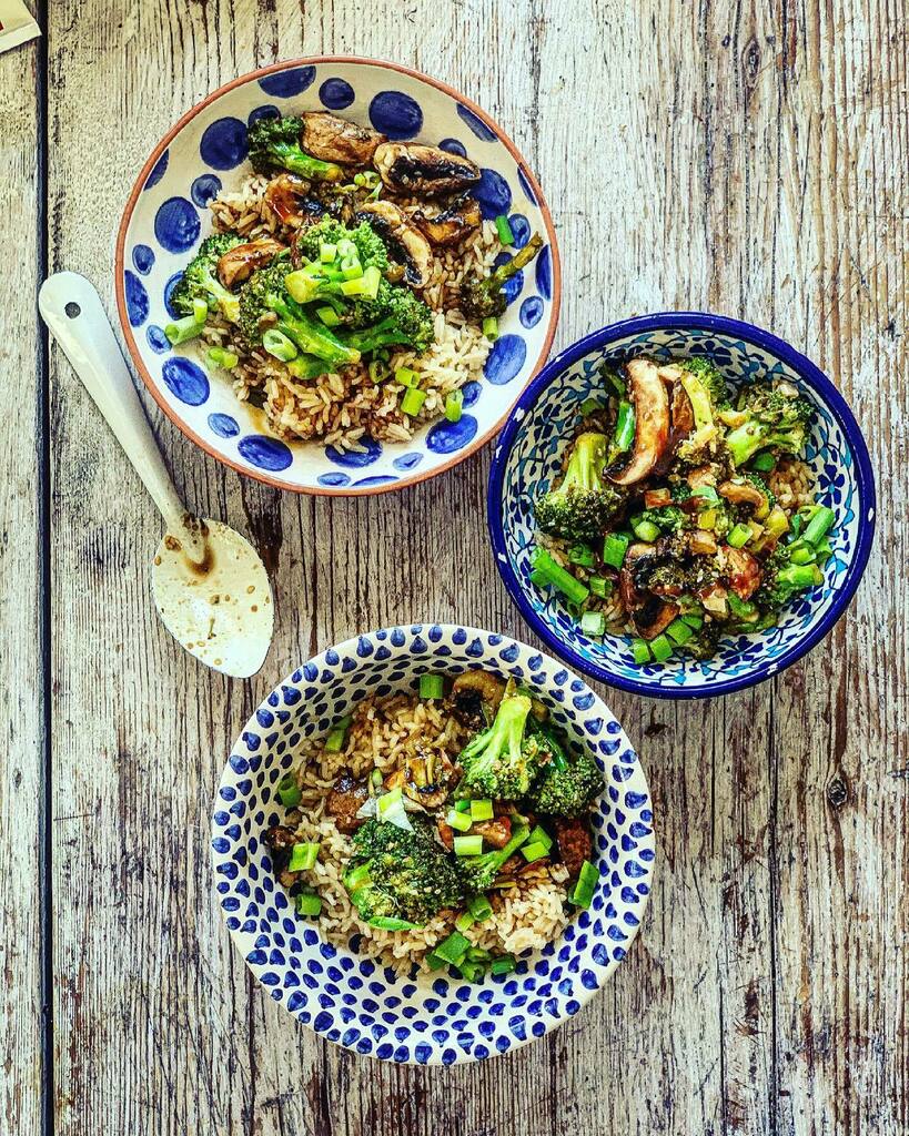 MsMarmitelover's tweet photo. Broccoli & mushroom donburi rice bowls for lunch. Ready in 10 minutes. Steam rice, chop veg, fry, add teriyaki sauce, sesame seeds & spring onion. #bubblelunch #supperclub #vegan #vegetarian #healthyeating #japanese #donburi #donburibowl https://t.co/MWYynwtp5g https://t.co/6iCDsNaaRp