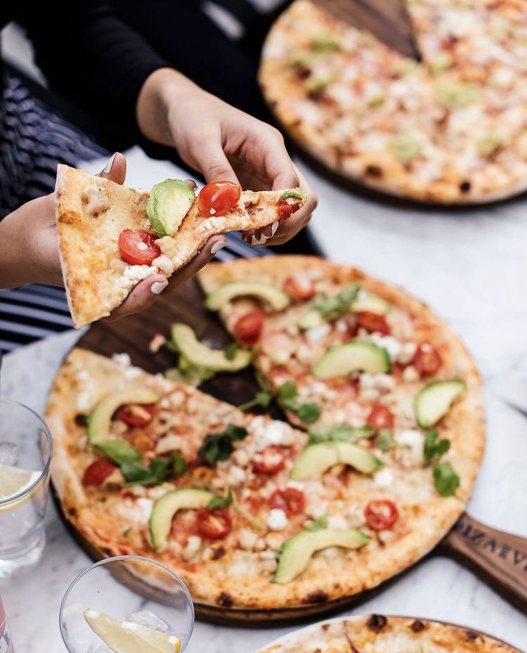 The Melrose Arch Pizza. Chicken, avo*, feta, honey, cherry tomatoes and coriander.
What is your favourite pizza on our menu? 🍕😍
#Salad #Love #Yummy #Delicious #Tasty #kickititalian