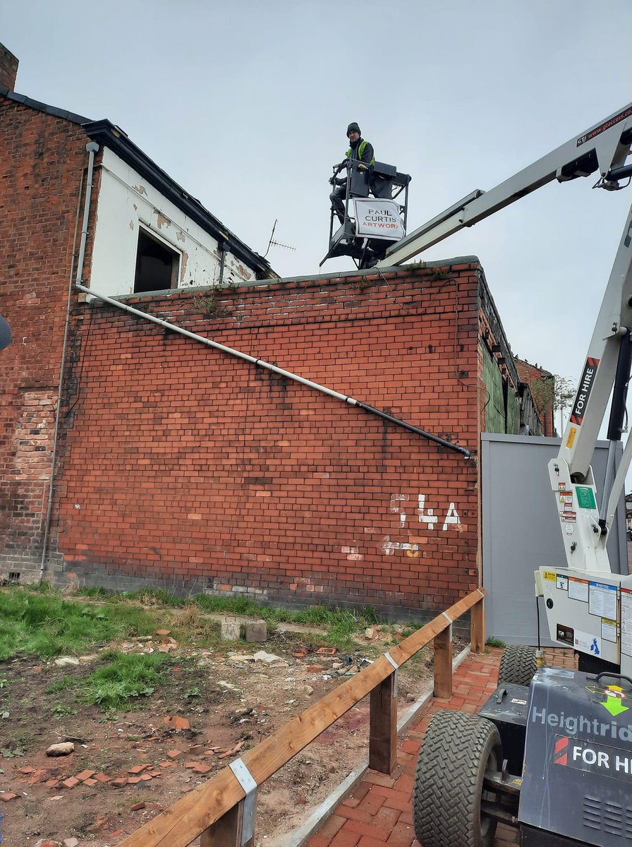 AdamBrowne97's tweet photo. Massive shoutout to @paulcurtisart, my cats been missive for the last few months and he got his cherry picker and rescued him.. been stuck in try abandoned buildings since January👏🏻👏🏻 https://t.co/tuBEGIl2tU