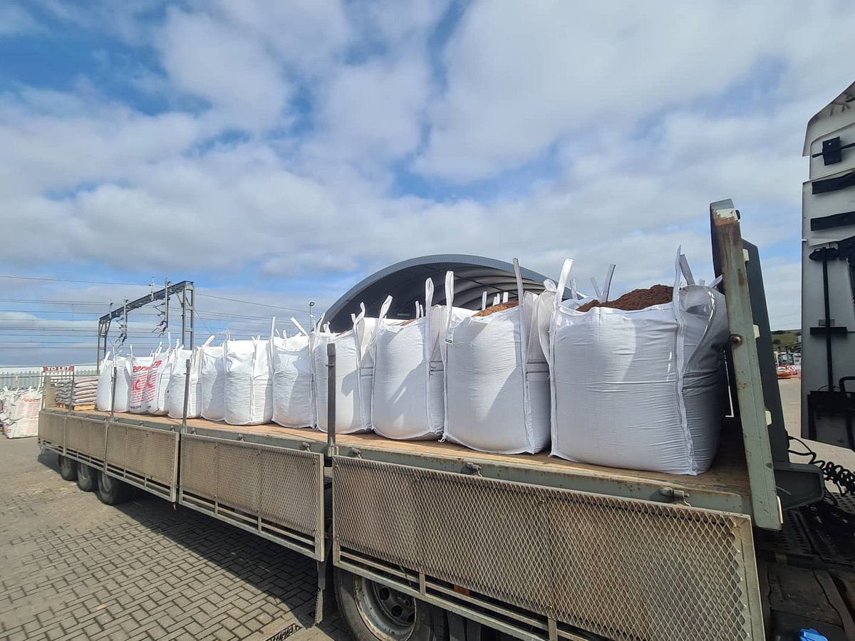 tippersbm's tweet photo. Our Transport Team keeping our branches well stocked! Bulk bags of Sand and Aggregates being delivered to our Lichfield branch this afternoon! 

#SuppliedByTippers #Tippers #sand #aggregates #buildersmerchant #buildingsupplies #lichfield #bulkbags #renault #ranget #renaulttrucks https://t.co/MOGDh9CKAM