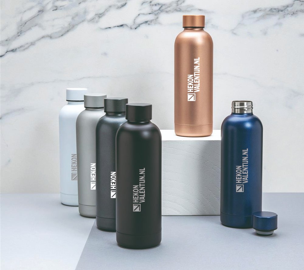 Het is vandaag wereld water dag! Deze fles is van onze Impact collectie en 2% van de opbrengst van elk verkocht product wordt gedoneerd aan Water.org. De isoleerfles is perfect voor de hele dag hydratatie. Houdt je drankje 5 uur warm of 15 uur koud. Inhoud 500 ml.