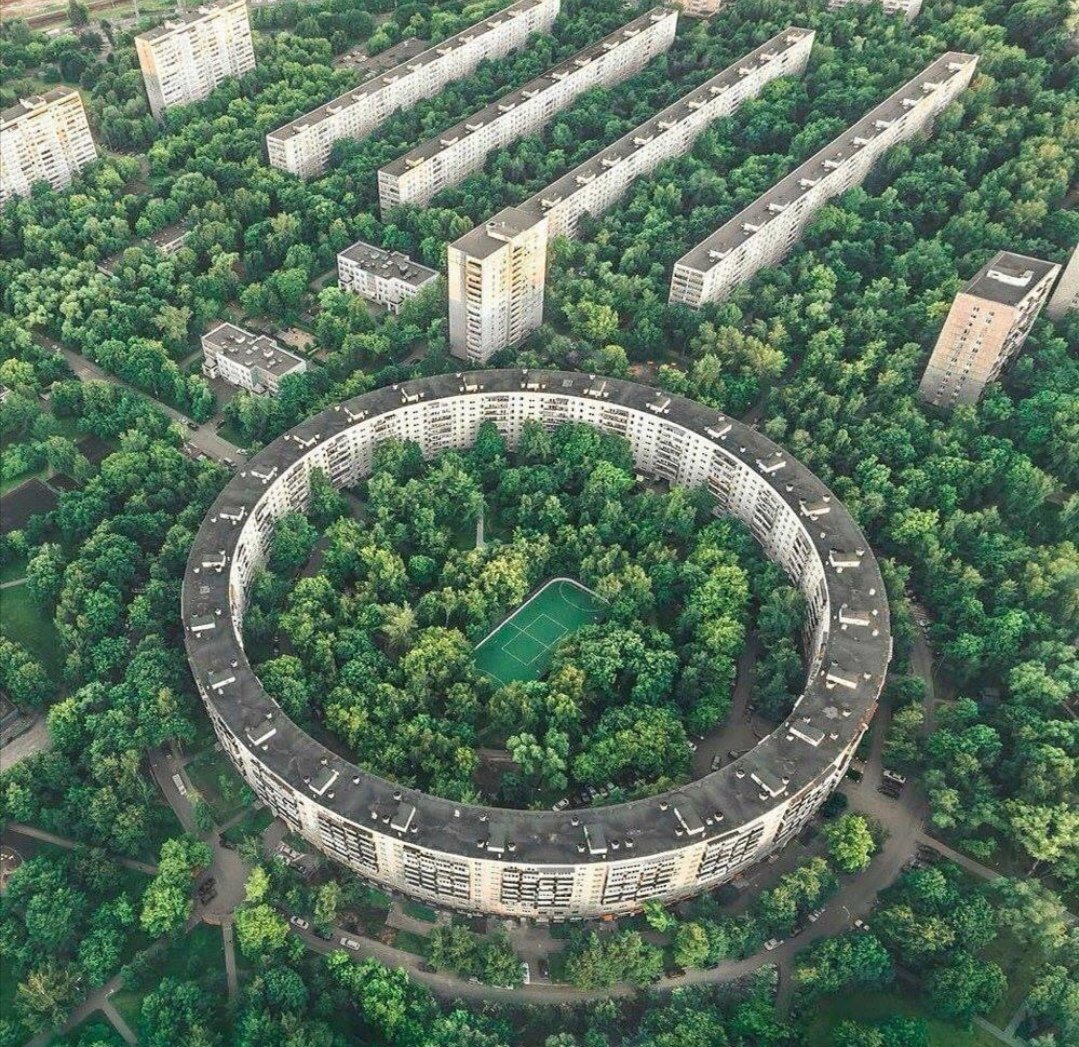 maarchiaar's tweet image. If you ever wondered what&apos;s inside the #круглыйдом in #Moscow, Instagram reminds me that 3 years ago I went to find out myself. Playgrounds and basketball/soccer fields. (2nd photo credit: @/brutgroup on Instagram).
#SovietHousing #urbanplanning