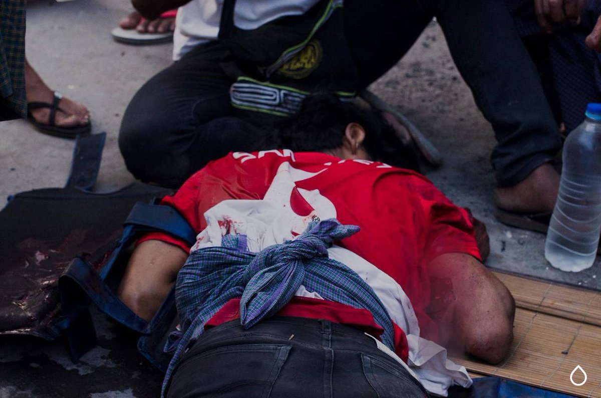 Tae70121's tweet photo. Tw // wound // blood
In Mandalay between 56 -57 street, a civilian was seriously injured by the raid of the military Junta.
STRENGTH OF UNITY 
#WhatsHappeningInMyanmar 
#Mar22Coup https://t.co/qUYww6f1Rw