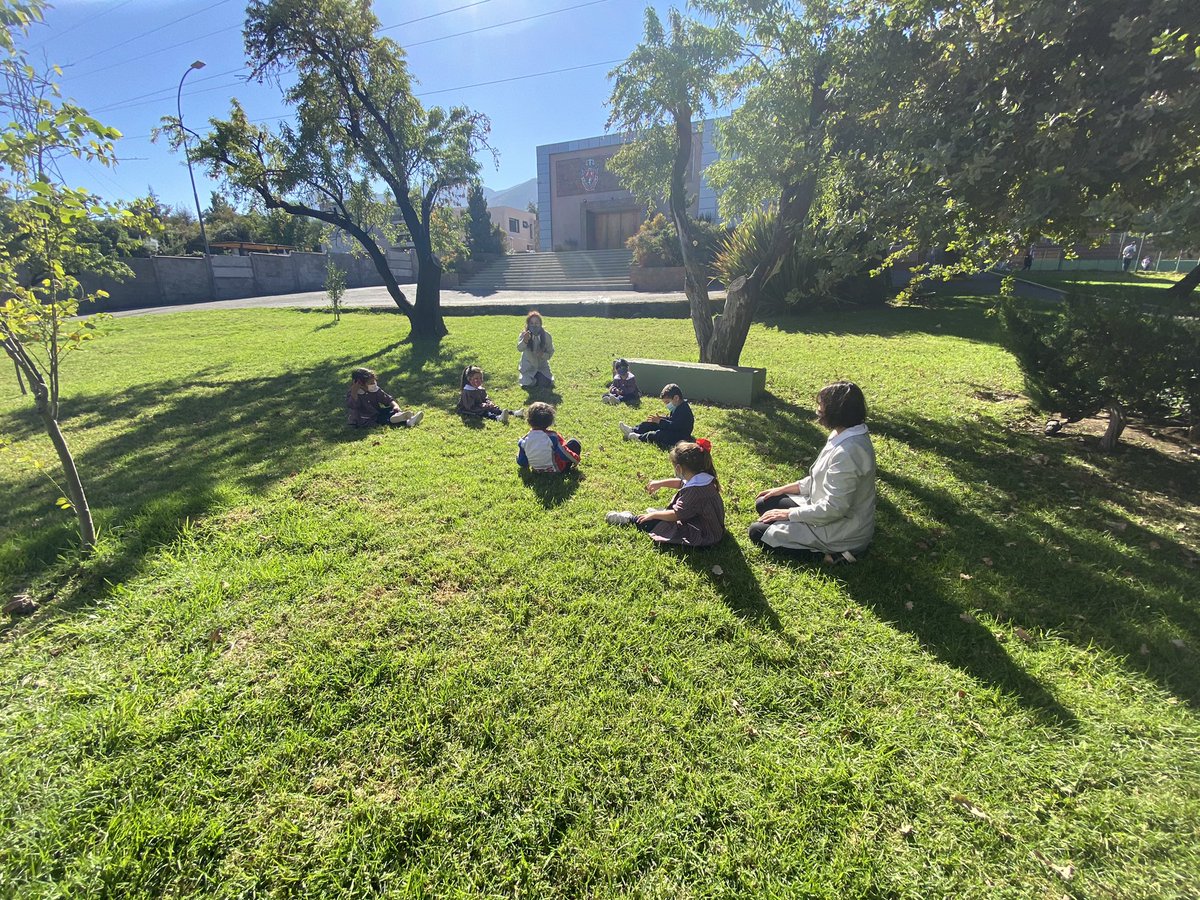 britishroyal's tweet photo. Día soleado y nuestros alumnos de Play Group aprovechan de explorar la naturaleza 🧡☀️🍂🌳 https://t.co/XFCn89wpGB