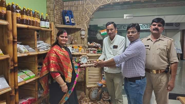 DrPreetiverma's tweet photo. #आओ_चले_संस्कृति_की_ओर
@KhadiUp एवं @upmsme द्वारा आत्मनिर्भर भारत की संकल्पना को साकार करने के लिए स्वयं सहायता समूहों द्वारा निर्मित उच्च क़्वालिटी प्रोडक्ट्स को बढ़ावा दिया जा रहा है।
गाय से प्राप्त सुदंर, आकर्षक वस्तुओं को भी इसमें शामिल किया गया है।
@navneetsehgal3 @UP_ODOP https://t.co/RRrjZtLubI