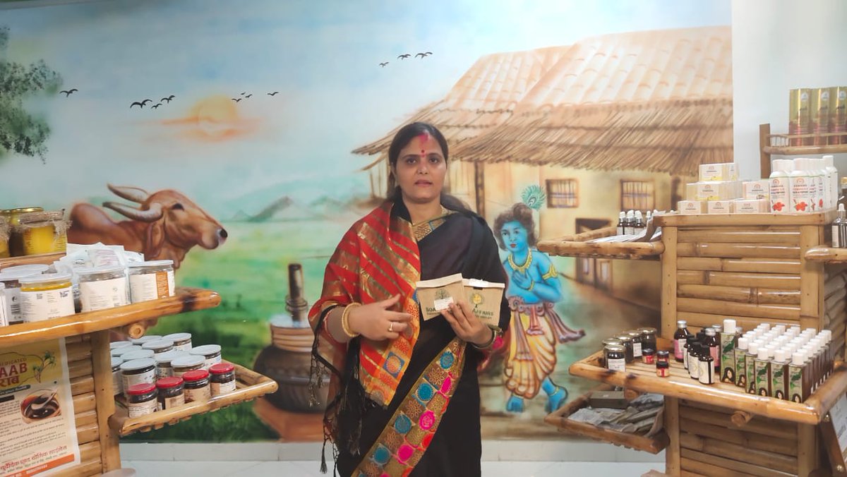 DrPreetiverma's tweet photo. #आओ_चले_संस्कृति_की_ओर
@KhadiUp एवं @upmsme द्वारा आत्मनिर्भर भारत की संकल्पना को साकार करने के लिए स्वयं सहायता समूहों द्वारा निर्मित उच्च क़्वालिटी प्रोडक्ट्स को बढ़ावा दिया जा रहा है।
गाय से प्राप्त सुदंर, आकर्षक वस्तुओं को भी इसमें शामिल किया गया है।
@navneetsehgal3 @UP_ODOP https://t.co/RRrjZtLubI