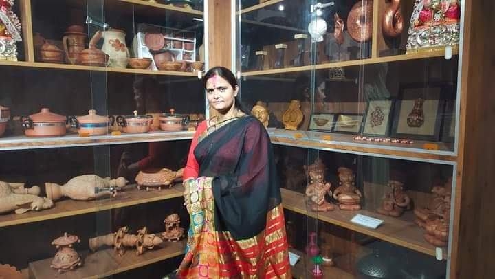DrPreetiverma's tweet photo. #आओ_चले_संस्कृति_की_ओर
@KhadiUp एवं @upmsme द्वारा आत्मनिर्भर भारत की संकल्पना को साकार करने के लिए स्वयं सहायता समूहों द्वारा निर्मित उच्च क़्वालिटी प्रोडक्ट्स को बढ़ावा दिया जा रहा है।
गाय से प्राप्त सुदंर, आकर्षक वस्तुओं को भी इसमें शामिल किया गया है।
@navneetsehgal3 @UP_ODOP https://t.co/RRrjZtLubI