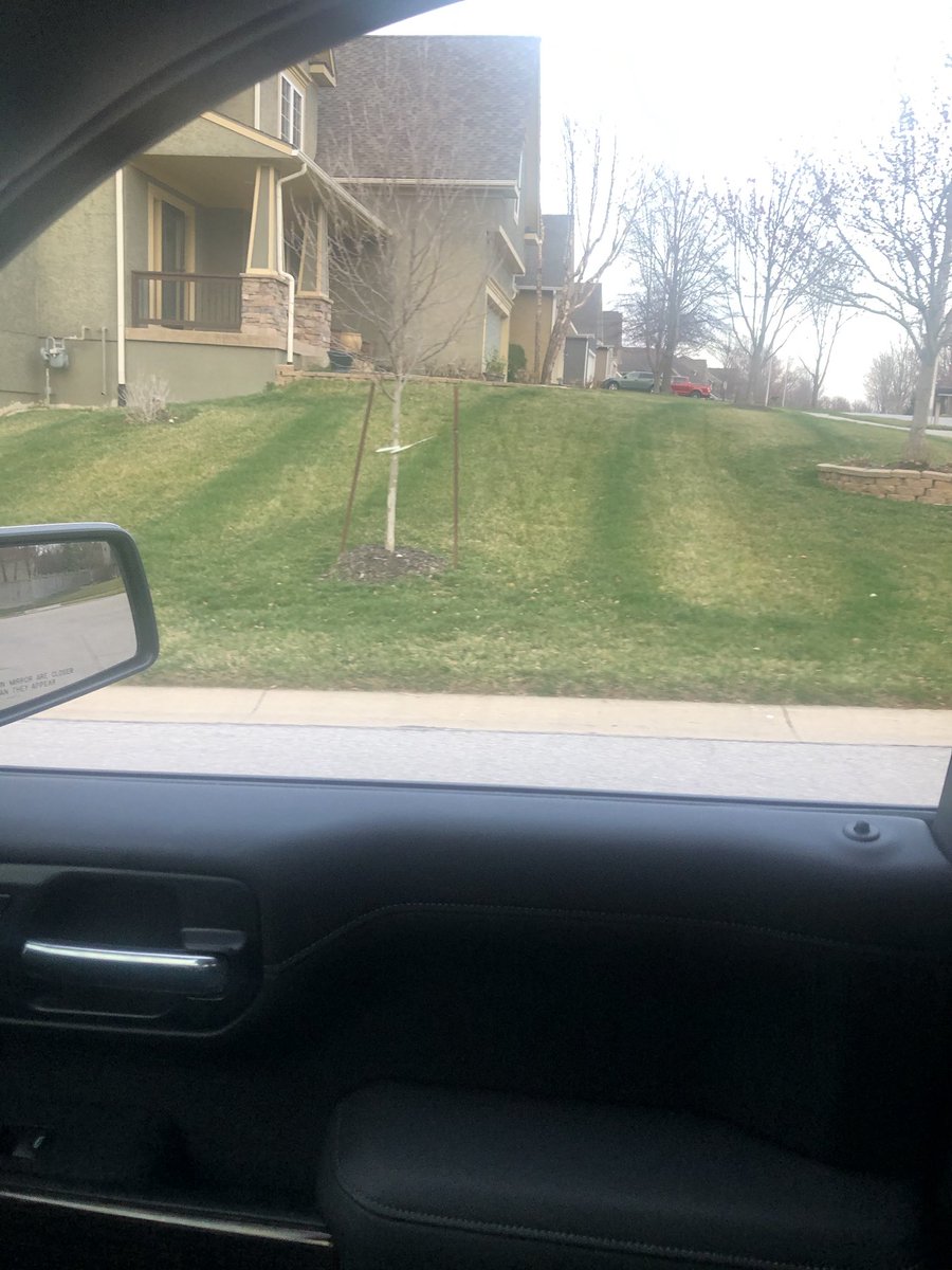 KctreemanMark's tweet photo. Home owner fertilizer application at it finest!!! #trusthelena...customers https://t.co/MByo7Hr6Oj