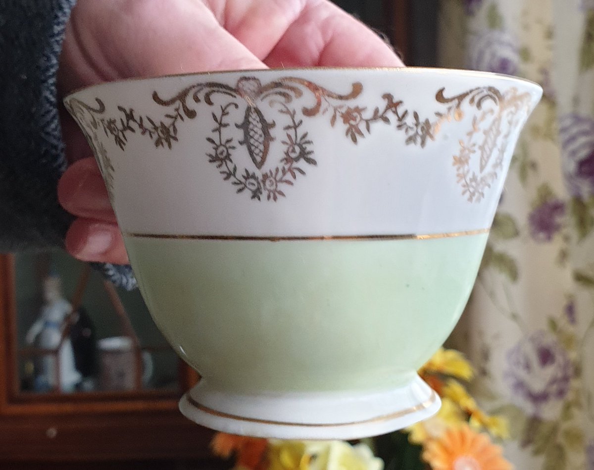 suzywalkertoye's tweet photo. Any antique bone China experts want to get in touch and tell me anything about this bcb pottery coronet China warranted 22kt gold rimmed set? #antiquechina #vintage #antiquesroadshow #PleaseRT https://t.co/VCXh1eqkrK