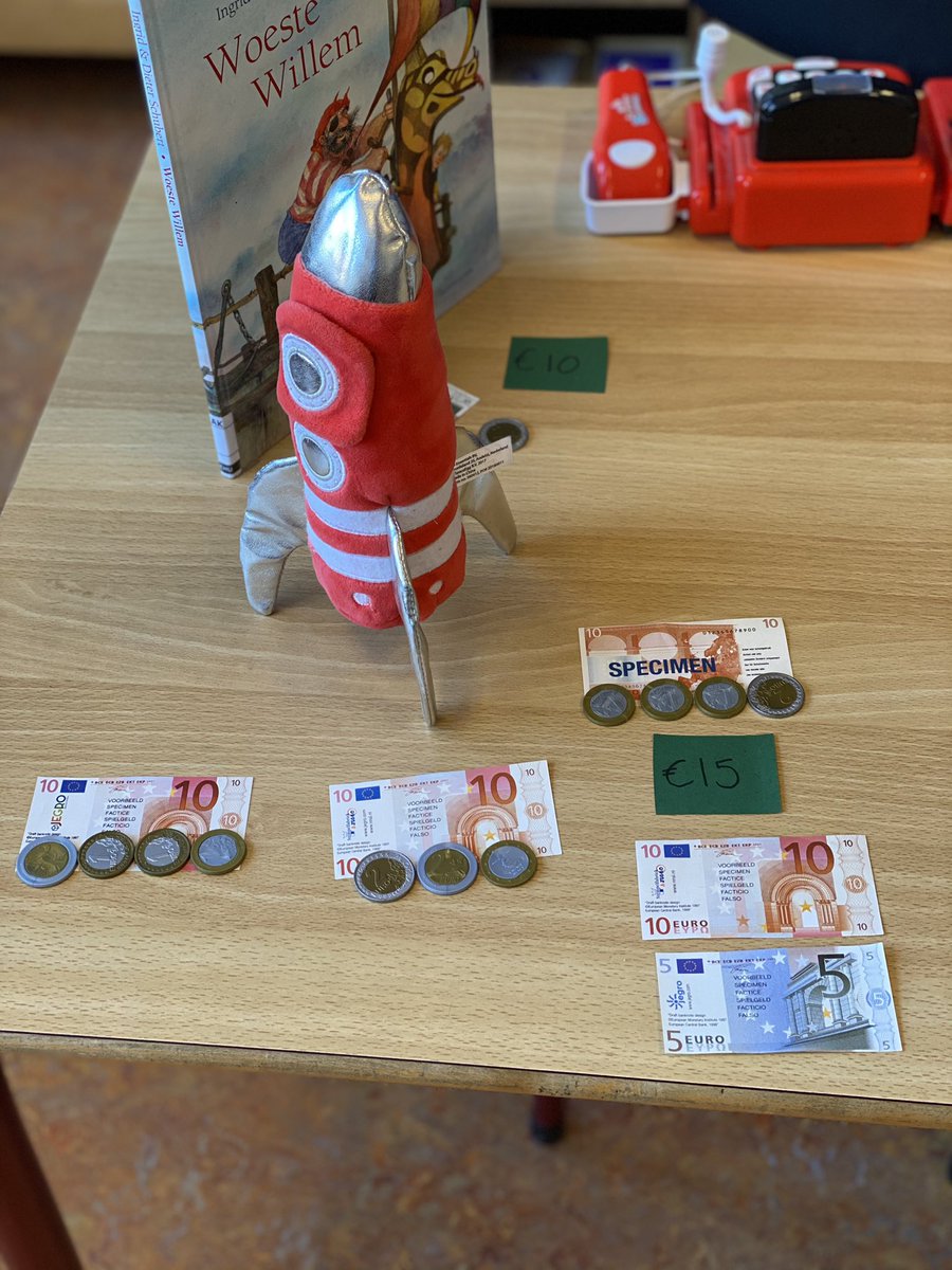 marnixxxxx's tweet photo. Vandaag gewerkt aan het optellen in geldcontext t/m €20. Wanneer de kinderen eerst in een werkelijkheidssituatie kunnen oefenen met het samenstellen van bedragen, verloopt de formele bewerking daarna in het schrift soepeler! #informeel #handelen #functionele #gecijferdheid https://t.co/78RTN6LDyt