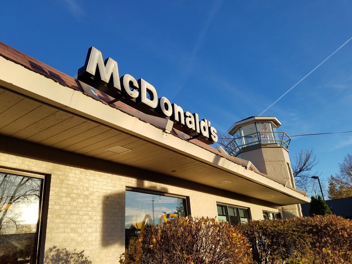 nonstandardmcd's tweet image. lighthouse mcdonald&apos;s (date unknown)

port washington, wi

partially active (interior and facade remodeled; lighthouse remains)