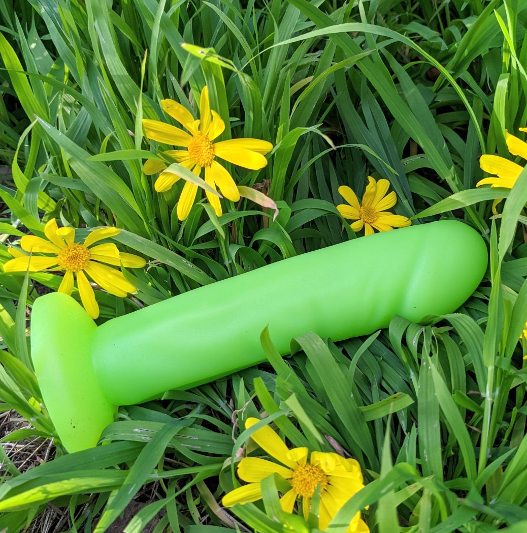 tantus's tweet image. How does your self care garden grow? With the help of Tantus, very well indeed!

The Strap-On Vamp Kit is perfect for those who enjoy a full feeling during strap-on play. The Vamp dildo has realistic ridges and veins for great g-spot and prostate play.

tantusinc.com/products/strap…