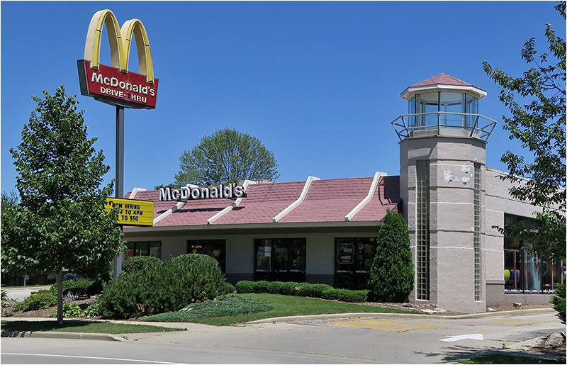 nonstandardmcd's tweet image. lighthouse mcdonald&apos;s (date unknown)

port washington, wi

partially active (interior and facade remodeled; lighthouse remains)