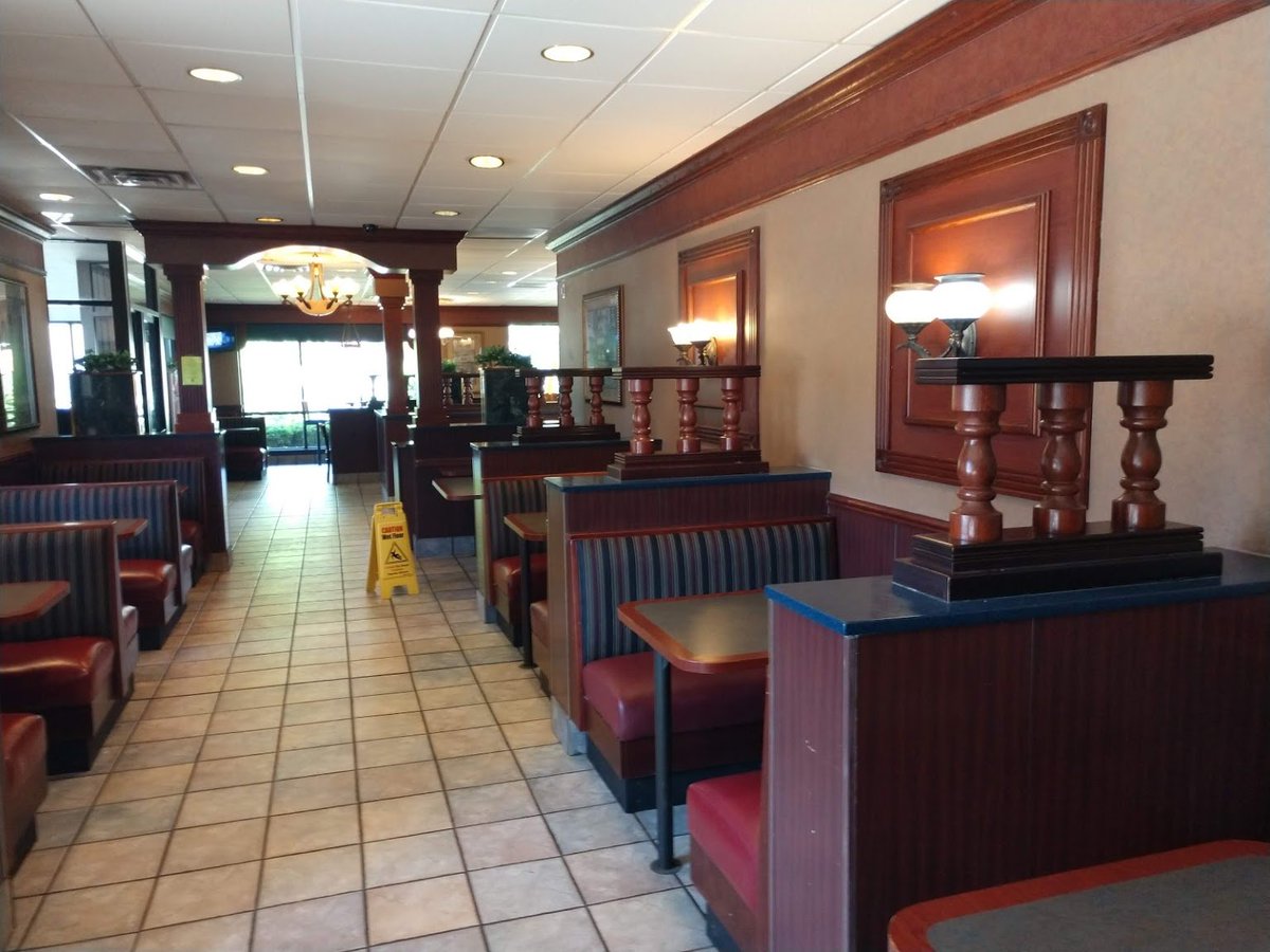 nonstandardmcd's tweet image. lighthouse mcdonald&apos;s (date unknown)

port washington, wi

partially active (interior and facade remodeled; lighthouse remains)