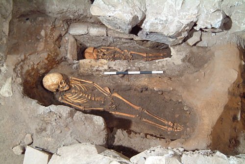 LeachGreekTombs's tweet photo. Middle Helledic Burials anyone? well these communities buried those who died in pits or stoned-lined wholes called cists. Very simple, easy burial, nothing real fancy here. https://t.co/SlOjvpF349