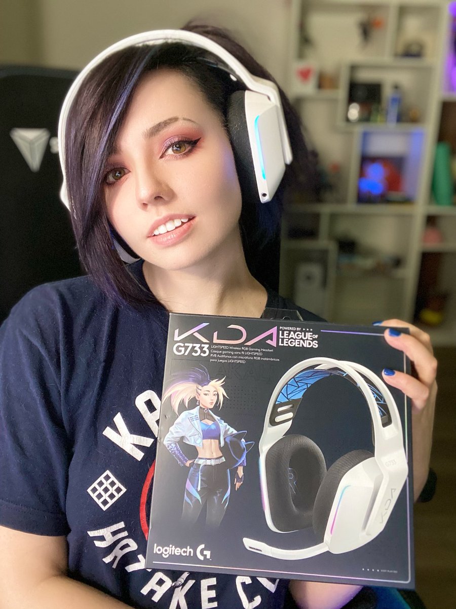 Charleemanderz's tweet photo. Huge thank you to @LogitechG for sending me the new #KDACollection ๐ญ all the packaging is so pretty!! https://t.co/wzXmy3DKDG