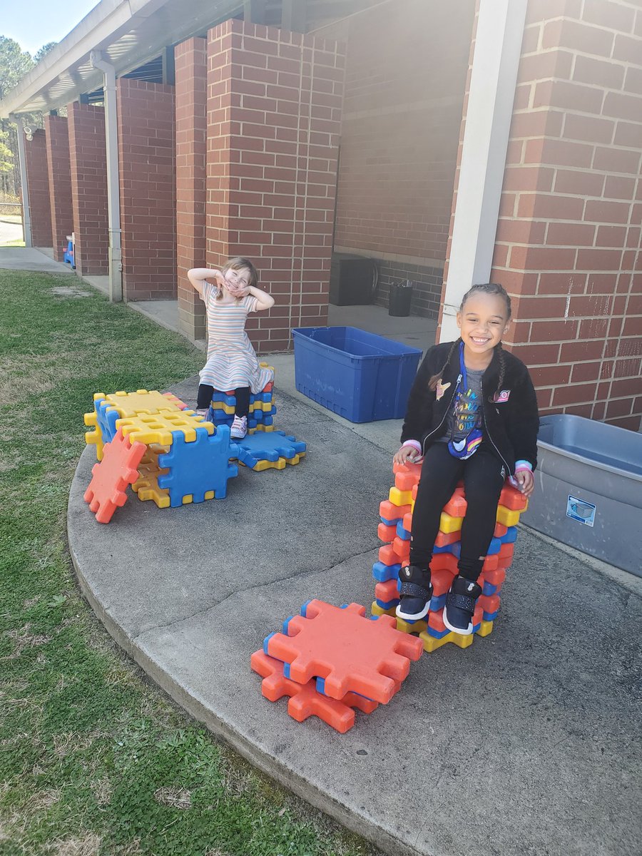 MrsJBonds's tweet photo. We compared and described objects today in math as tall or short. At recess, these girls built tall and short chairs! #learningwithbonds https://t.co/bUH0v2iXRz