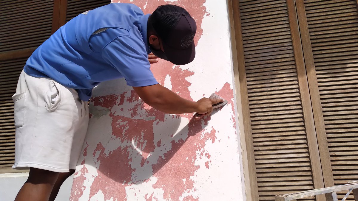 AzulVenezuela's tweet photo. Inicia en #LosRoques el "Plan de Empleo Temporal" para ayudar a los habitantes que no cuentan actualmente con trabajo por efectos de la pandemia para que desarrollen actividades de mantenimiento y remodelación en distintos espacios en pro de la comunidad #RadicalContraLaCovid19 https://t.co/DQxfEJCRaT
