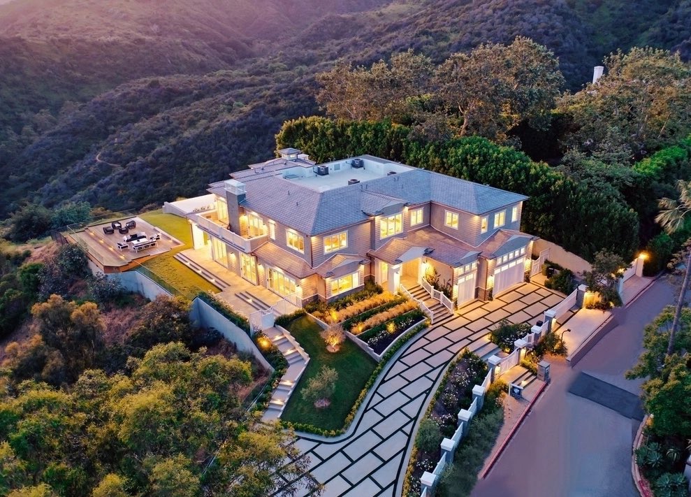 TheHoopCentral's tweet photo. Kawhi Leonard just bought a $17 Million, almost 12,000 square feet home in Pacific Palisades, LA, via @JoePompliano. 

💰🔥 https://t.co/kuLHW2WrUx