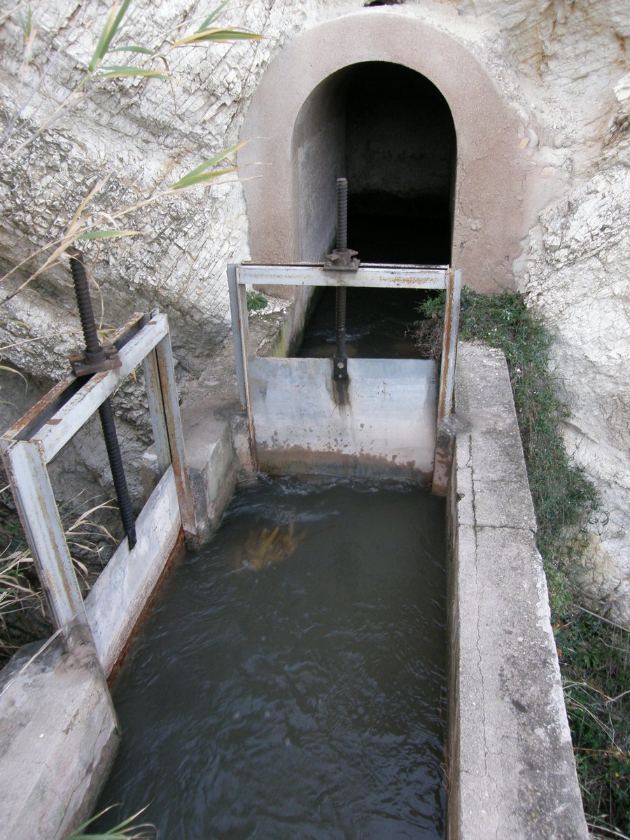 JorgePay1's tweet image. y posteriormente a través de una acequia más moderna (hoy lamentablemente entubada), con una parte de su recorrido minado, se encamina hasta el #Pantanet👉