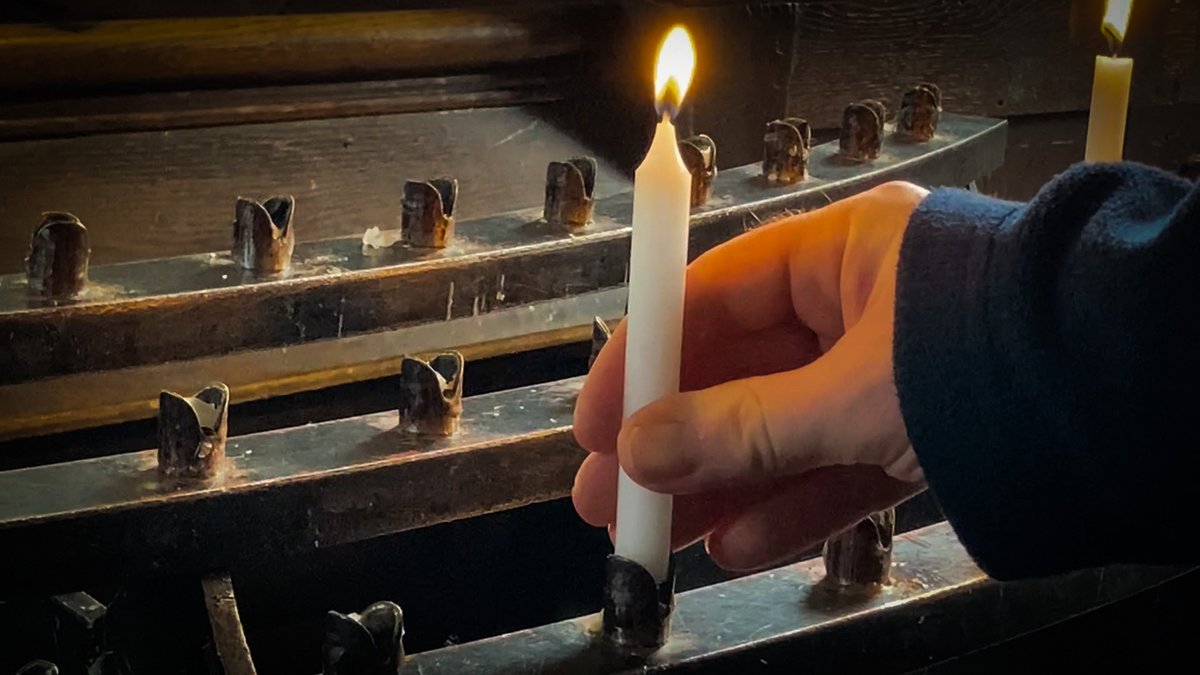 DerbyCathedral's tweet photo. 'Sharing a Light', ending the National Day of Reflection with prayers, organised by Marie Curie today has marked one year since our entry into the first UK lockdown. In memory of all lives lost. #DayofReflection #Sharealight https://t.co/Ug6AfEPcmD