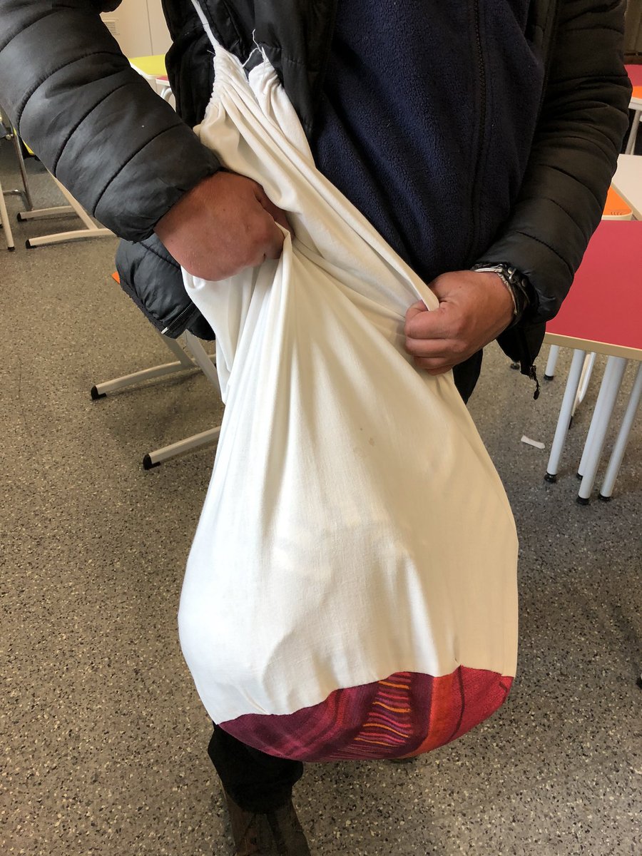 RennesMdc's tweet photo. 🔝LE PRESSING SOLIDAIRE : c’est un service mis en place à la bagagerie les clés solidaires pour les personnes #usagers sans domicile 

✔️chacun .e trie son linge  
✔️il est ramené propre👍grâce à une belle mobilisation 
✔️et chacun.e peut le repasser 
⤵️
https://t.co/cmP5VEKVrU https://t.co/nl1NSHa4Sh