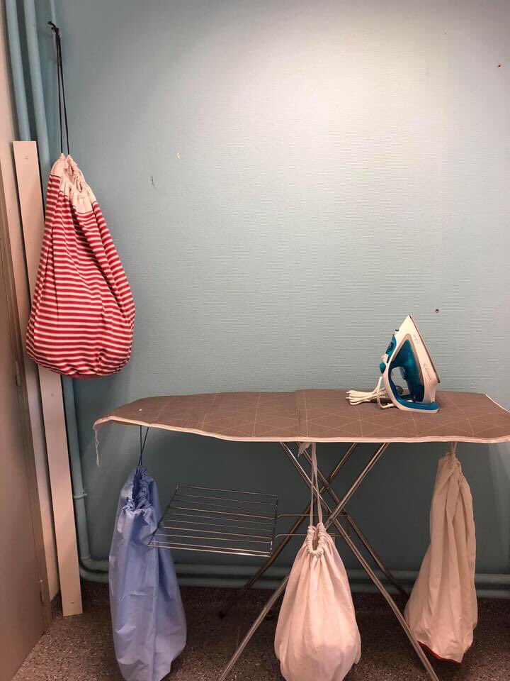 🔝LE PRESSING SOLIDAIRE : c’est un service mis en place à la bagagerie les clés solidaires pour les personnes #usagers sans domicile 

✔️chacun .e trie son linge  
✔️il est ramené propre👍grâce à une belle mobilisation 
✔️et chacun.e peut le repasser 
⤵️
facebook.com/20046412530831…