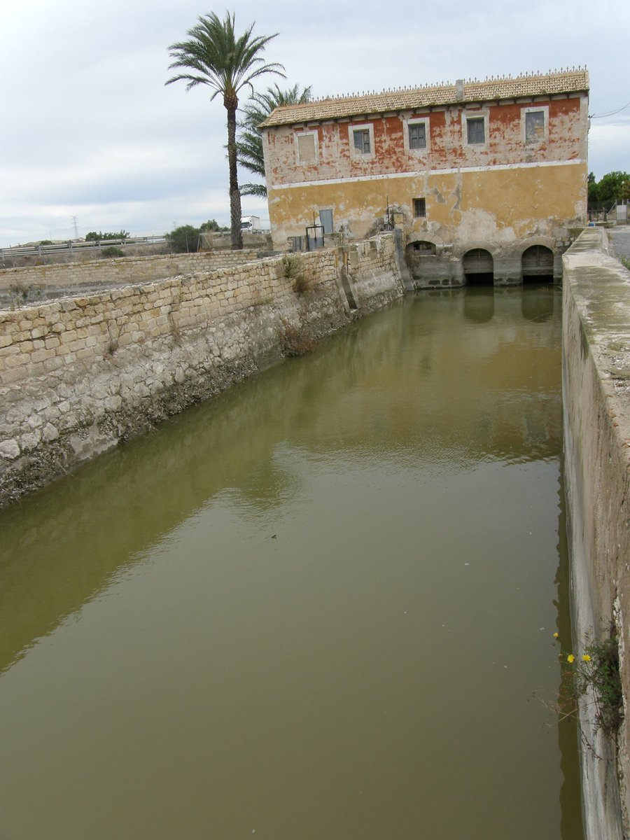 JorgePay1's tweet image. En el #Pantanet, se sitúa el partidor principal o mayor de la #HuertadeAlicante, actualmente protegido por la #casamata construida en 1872 y en cuyo interior se encuentran las compuertas que permiten regular la entrada de agua en la red de brazales de la huerta.
👉