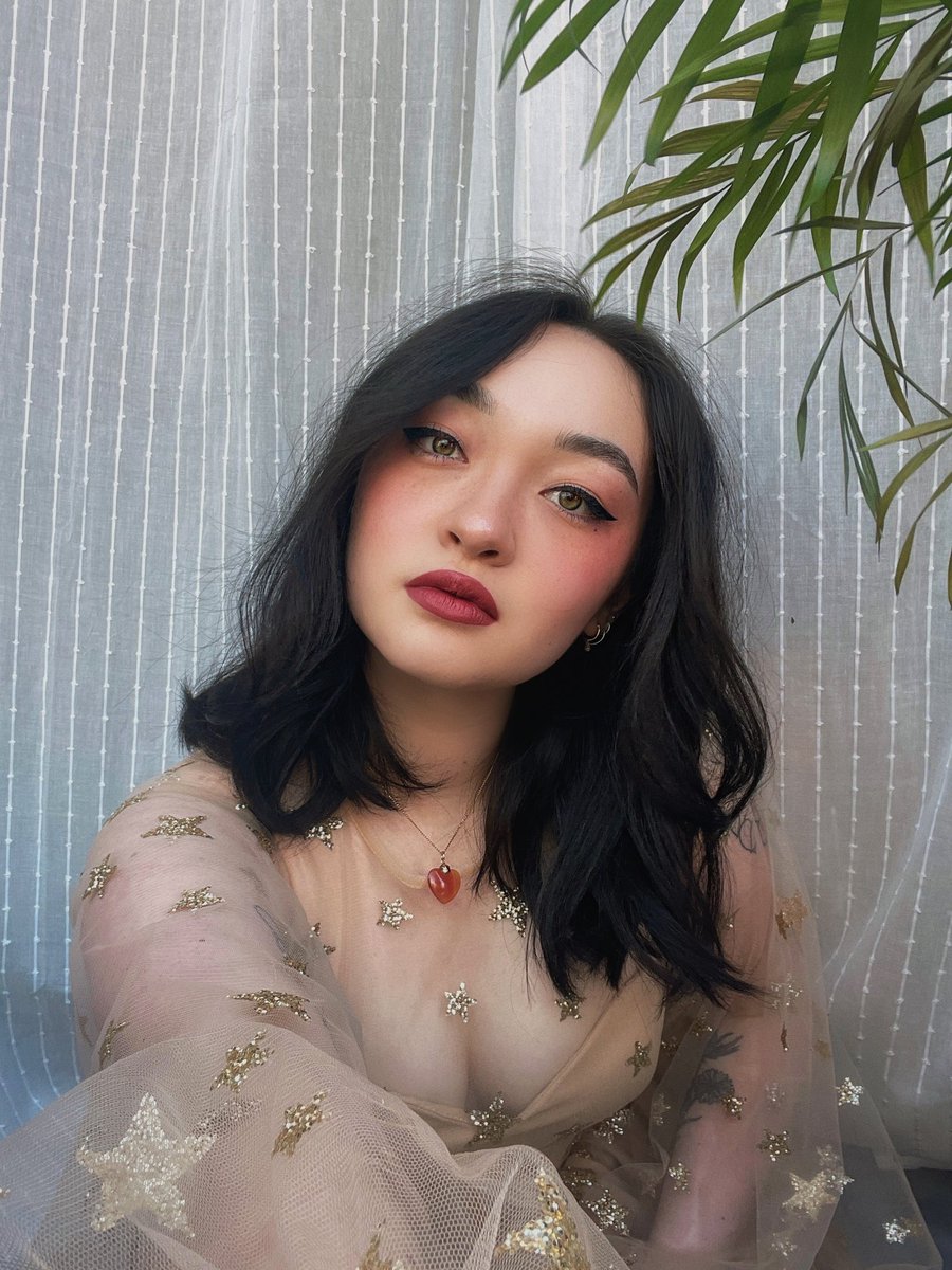 mxmtoon's tweet photo. feeling like a witch but the good kind mwahaha https://t.co/ZvheQb6YqT