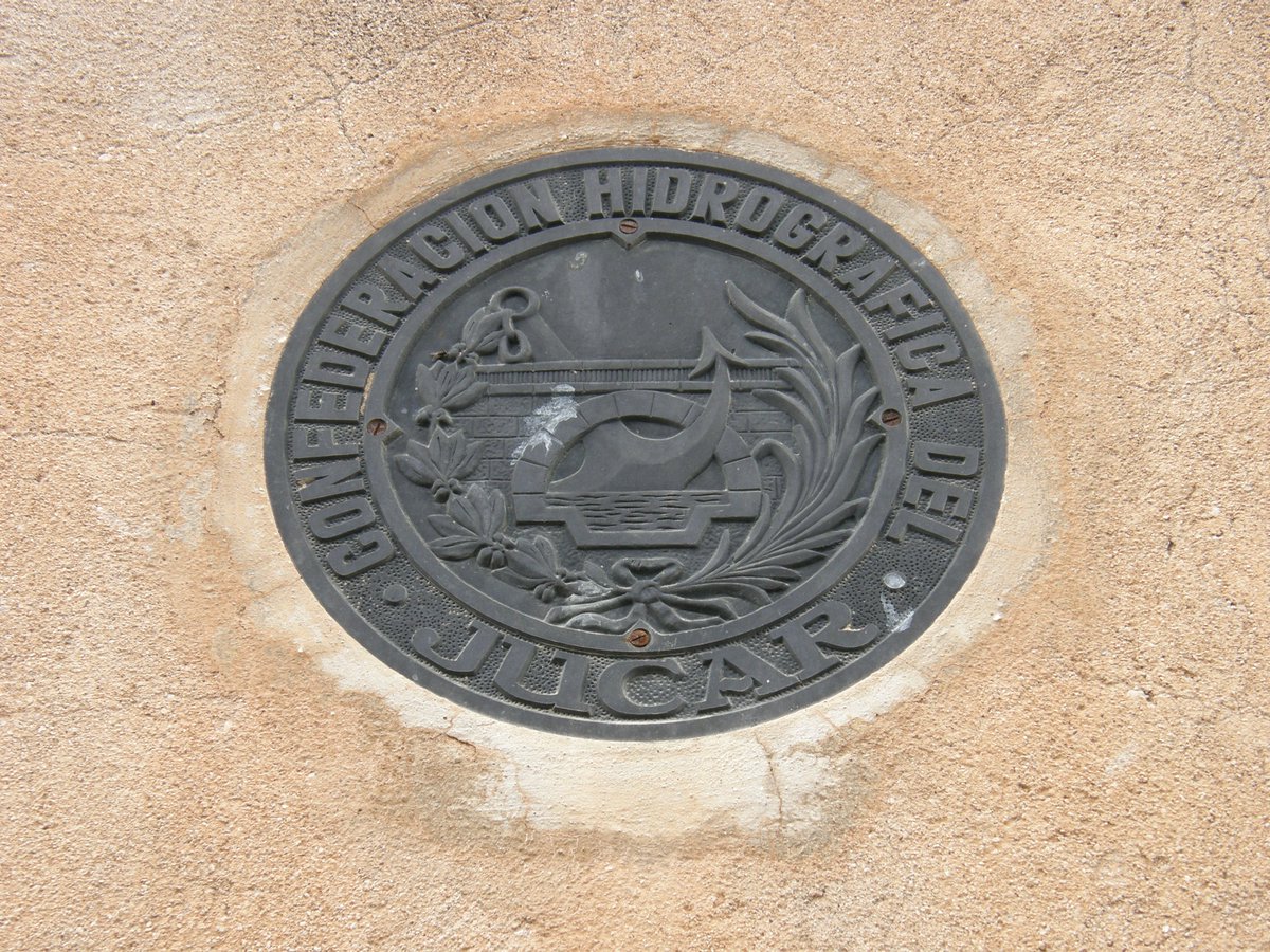 JorgePay1's tweet image. En el #Pantanet, se sitúa el partidor principal o mayor de la #HuertadeAlicante, actualmente protegido por la #casamata construida en 1872 y en cuyo interior se encuentran las compuertas que permiten regular la entrada de agua en la red de brazales de la huerta.
👉