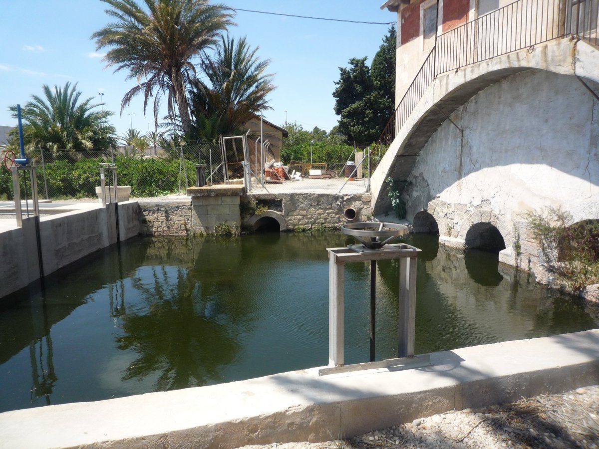 JorgePay1's tweet image. En el #Pantanet, se sitúa el partidor principal o mayor de la #HuertadeAlicante, actualmente protegido por la #casamata construida en 1872 y en cuyo interior se encuentran las compuertas que permiten regular la entrada de agua en la red de brazales de la huerta.
👉