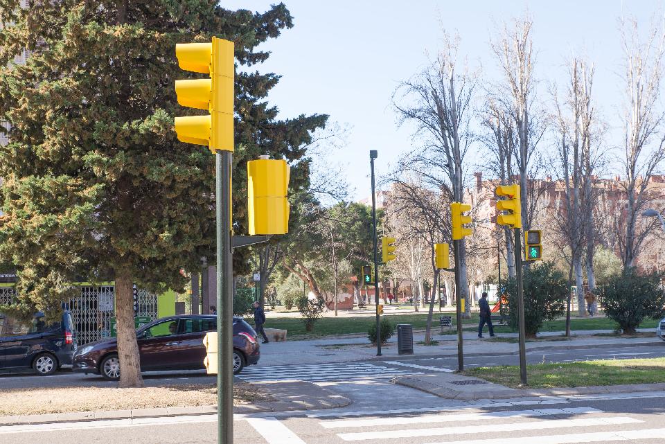 ZaragozaDirecto's tweet photo. Al final va a ser verdad, que en los últimos 30 años estamos construyendo en Zaragoza semáforos por encima de nuestras posibilidades 📸🤔🚦 https://t.co/OMNbNt6DKi