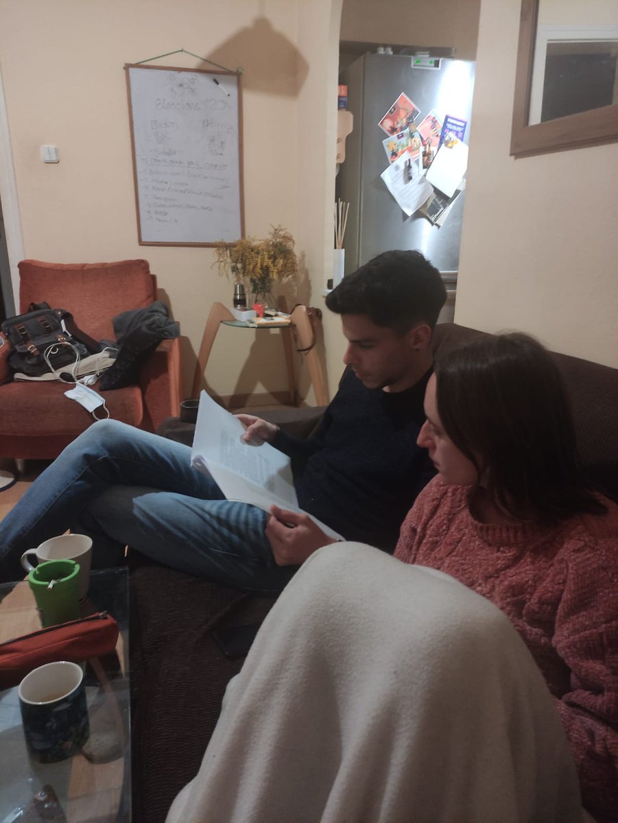 polmiq's tweet photo. Dilluns, @me_albatross i servidor comencen la setmana amb un manuscrit detectivesc a la vieja escuela. https://t.co/IjGjx0GGC1