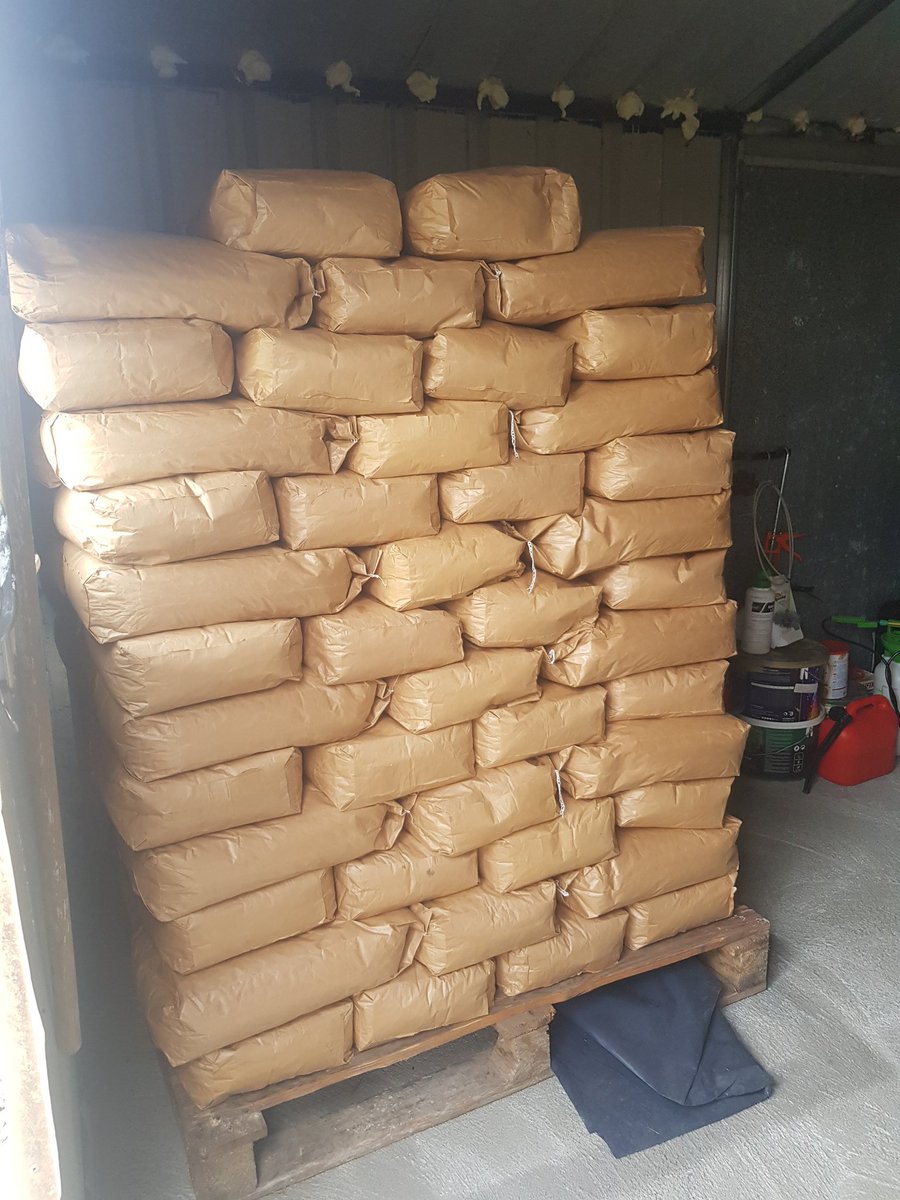KerryBiofuels's tweet photo. 3rd fill and delivery for these wood pellet #paper bags to #Dingle. Doing our bit for the Environment. No waste here !
#woodpellets
#extraflame
#noplastic #reuse https://t.co/cFopvTKtOD