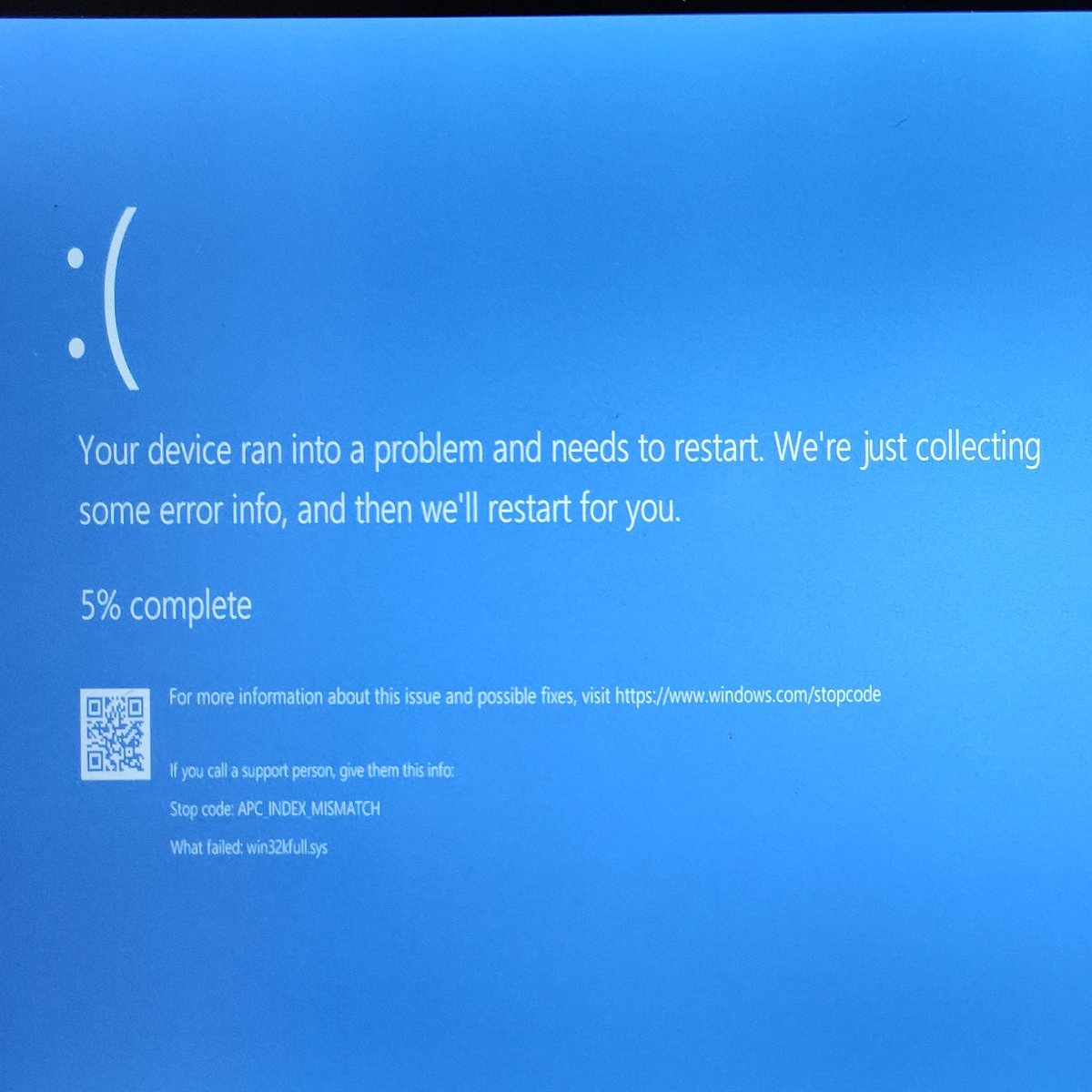 pypwithniko's tweet photo. The reason I switched to #linux back in the 2004... #bluescreenofdeath Please @legoeducation could you publish #mindstormsev3 software on #linux so I can finally #ditchwindows for good! https://t.co/rPa2zkGGCt