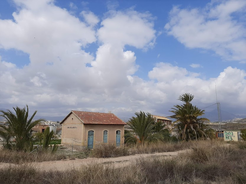 JorgePay1's tweet image. Junto a las instalaciones del #pantanet de #Mutxamel, se encuentra la caseta de l&apos;aigua de Villena o casa del #CanaldelaHuerta, vinculada a las aguas del Zaricejo de Villena que llegaron a la huerta a principios del siglo XX y que no forman parte del sistema histórico de riego 👉