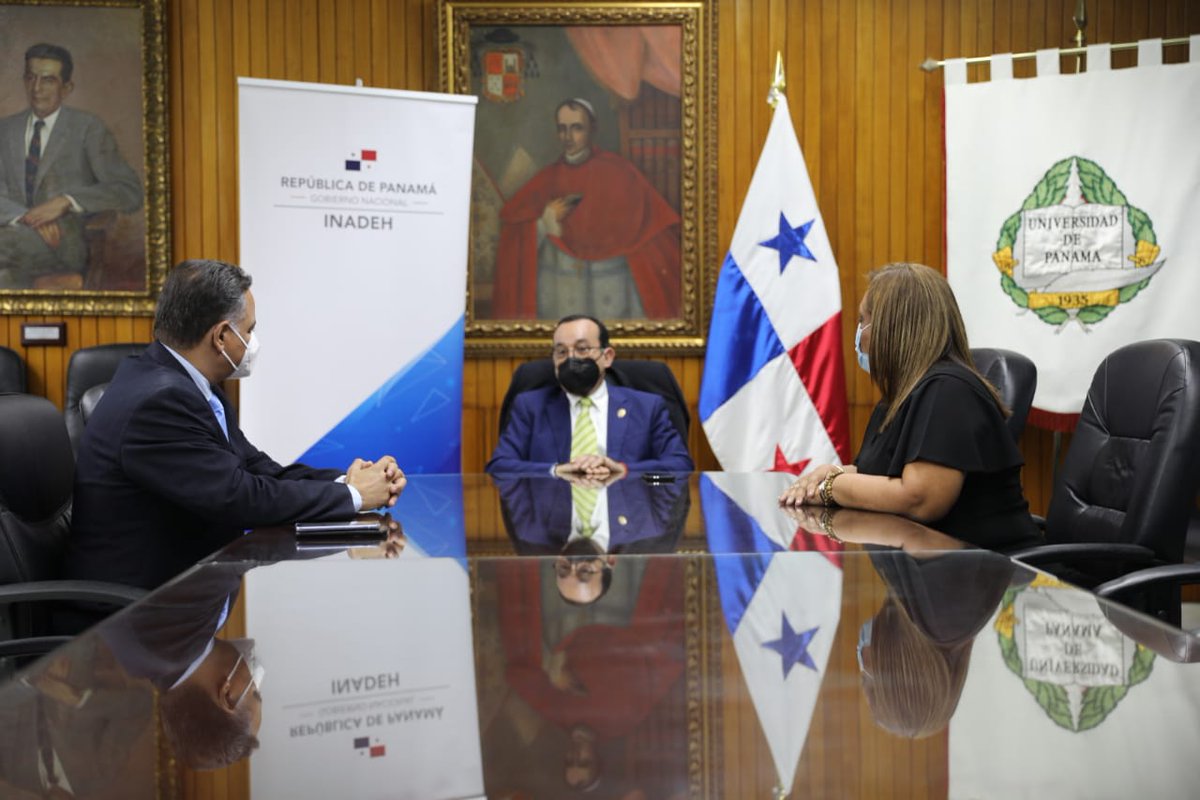 InadehOficial's tweet photo. En reunión entre el director designado @VirgilioSousaV y el rector de la primera casa de estudios superiores, @eflorescastro se acordó renovar el convenio para que los instructores del INADEH se capaciten en el manejo de plataformas digitales para impartir educación a distancia. https://t.co/ZjIY2Lq8JL