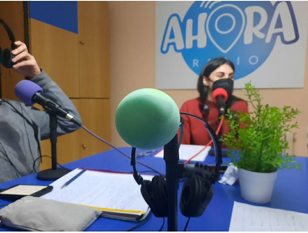 maristassegovia's tweet photo. Luz roja encendida. Estamos en el aire. Se abren los micros de Ahora Radio. Los alumnos de 1° Bach son redactores, técnicos, locutores...  y sobre todo aprenden la importancia de trabajar en equipo por un proyecto común. ¡Suerte en vuestra andadura! #MaristasSegovia https://t.co/bj0br4oZ7n