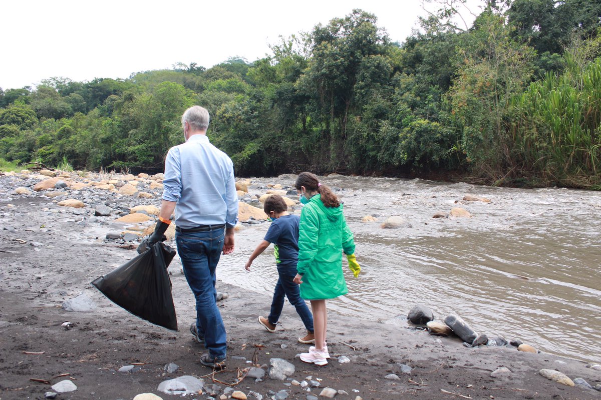 DKAmbColombia's tweet photo. Hoy tuve el gusto de pasar el  #DiaMundialDelAgua con @franciscoactiv2 y a sus amigos de @GuardianesVida. Nos acompañaron a limpiar orillas de dos ríos en Villeta 🇨🇴
Inspiradora la actitud de estos jóvenes ambientalistas con su acción por reducir la contaminación del agua👏🏼💧🌊 https://t.co/HZ19ZcU6XK