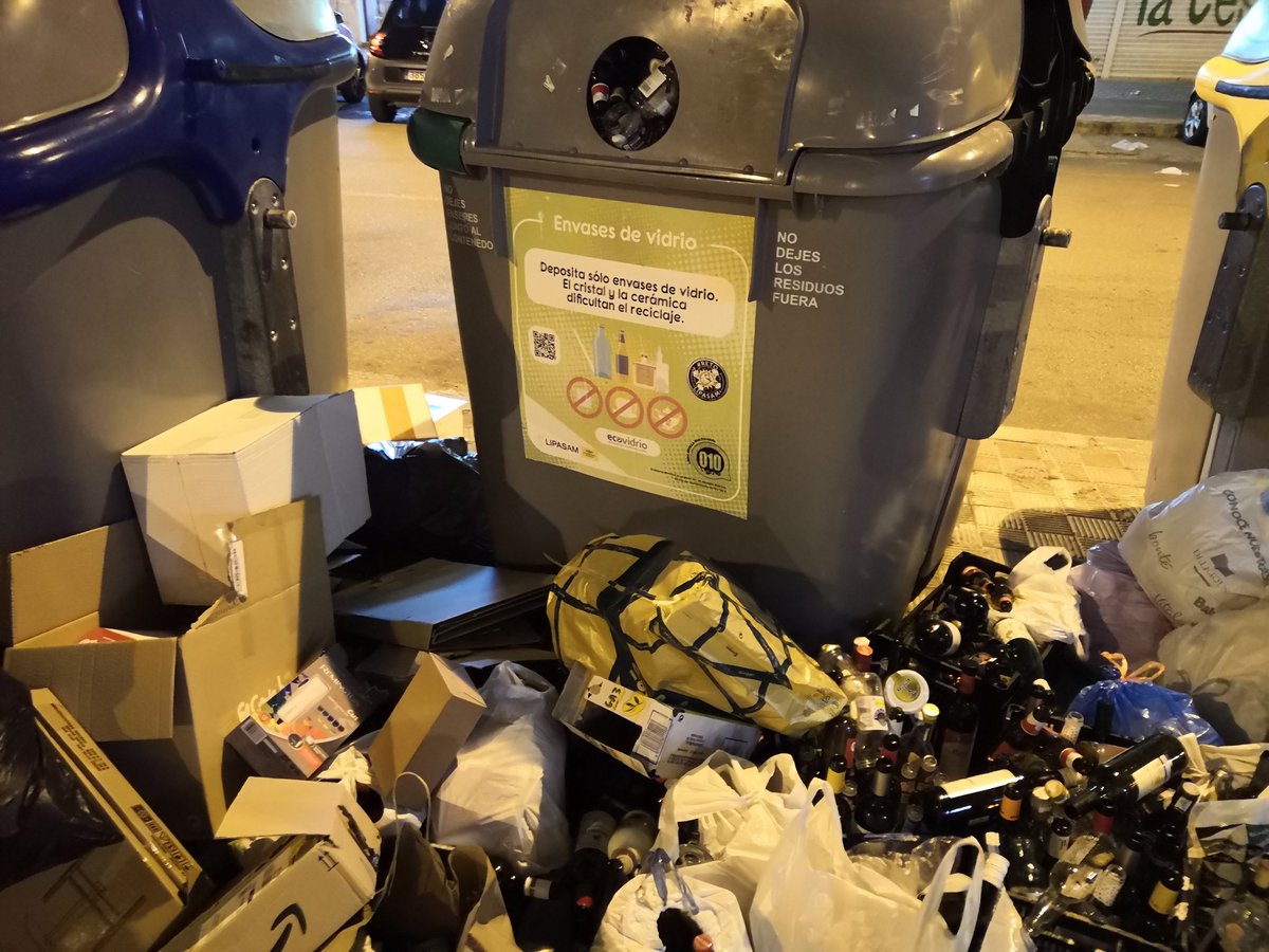 PabloValdi1's tweet photo. @Ayto_Sevilla @LipasamSevilla lleva así y en aumento desde el viernes por lo menos sin recoger. Calle Francisco de Ariño enfrente de la Cervecería La Cigala. https://t.co/oj6LhUzgQN