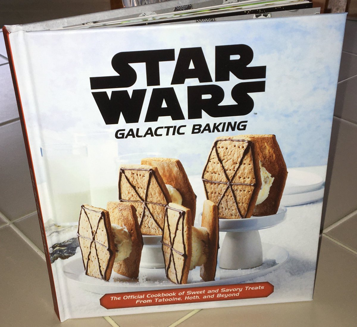 TarkinsTopShelf's tweet photo. #FYI
Star Wars:
Galactic Baking is available for preorder NOW and will arrive #maythe4th!
YOU CAN SAVE 35% OFF BY USING THIS LINK 👇https://t.co/qOcJQTIO9Y AND COUPON CODE TARKIN35! @insighteditions #StarWars #GalacticBaking @simonschuster https://t.co/VczQvOtO1h