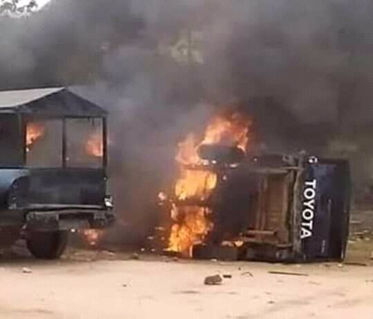 imosocials's tweet photo. Another one!

Unknown Gunmen kill 3 Police officers, Burn Patrol Van, Cart away arms in Abiriba, Ohafia L.G.A, Abia state.

Reports has it that officers of Abiriba division arrived Agu Eze Amaogudu where they were ambushed by the gunmen.

#ImoSocials 
cc @Coal_City https://t.co/EQM43luest