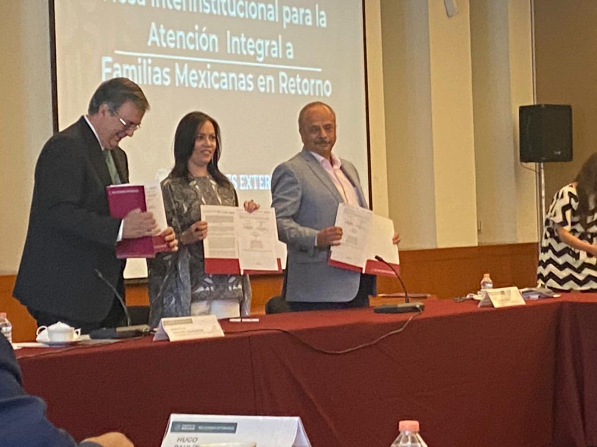 luisgure's tweet photo. Desde el @IME_SRE agradecemos a los titulares de @bbienestarmx @Infonavit y del @Tu_IMSS por la firma de convenios de colaboración que permitirá acercar más servicios y soluciones para nuestros migrantes a través de la red consular @SRE_mx en 🇺🇸 y 🇨🇦 https://t.co/PchH0THJrr