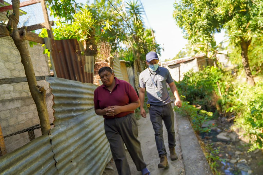 Nuestro equipo técnico visitó, esta mañana, a Vicente Martínez en San Martín, para realizar una inspección en su vivienda, que está deteriorada y necesita varias reparaciones entre ellas el cambio del techo.