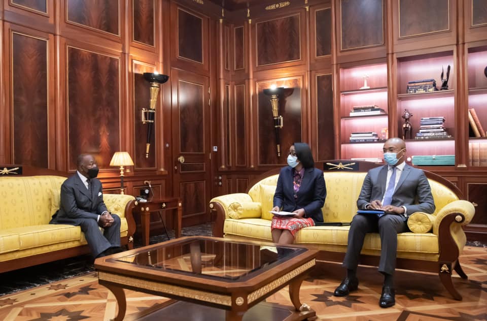 PresidenceGabon's tweet photo. Le Président de la République, S.E.M Ali Bongo Ondimba, a dirigé une séance de travail ce jour au palais Rénovation avec le Chef du gouvernement, Madame Rose Christiane Ossouka Raponda, qu’accompagnait, Dr. Guy Patrick Obiang Ndong, le ministre de la Santé. https://t.co/GBmKlYQwRy
